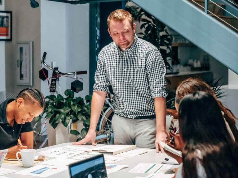 IA et emploi : quels métiers sont réellement transformés par l'automatisation