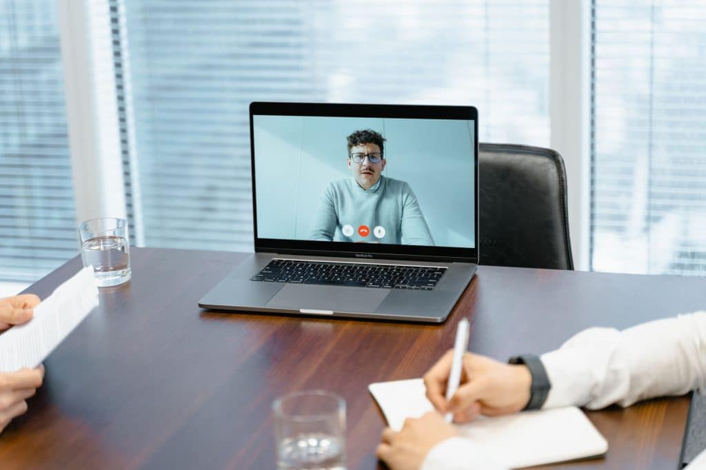 Chatbots et deepfakes : pourquoi la transparence devient obligatoire