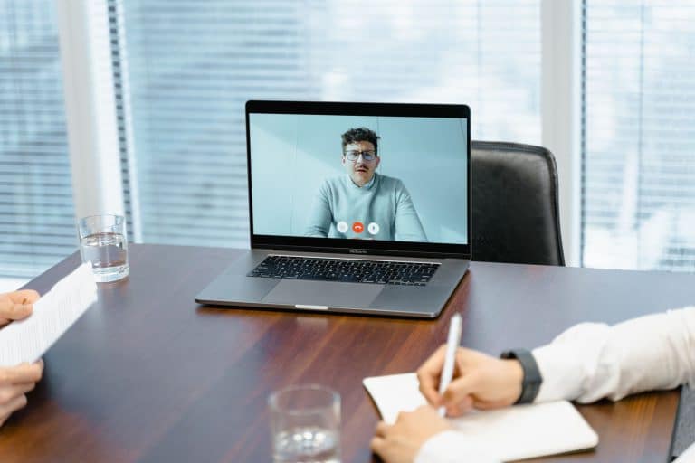 Chatbots et deepfakes : pourquoi la transparence devient obligatoire