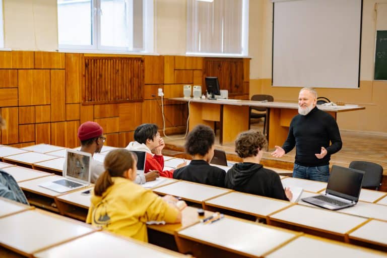 IA à l'école : comment les enseignants européens s'adaptent aux nouveaux outils